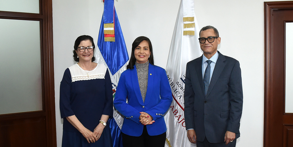 El ministro de Trabajo y presidente del Consejo Nacional de Seguridad Social (CNSS), Eddy Olivares junto a la gerente general del CNSS, Aura Celeste Fernández Rodríguez juramentan a la subgerente general del CNSS, Anneline Escoto.